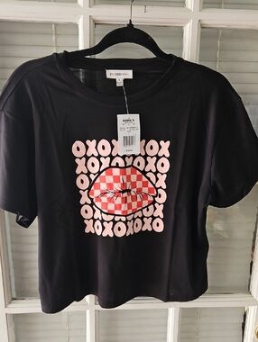 NWT Freshman Black Tee with Pink Graphic Lip Print. Sz Large